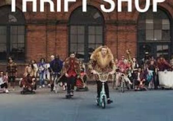 Macklemore & Ryan Lewis – Thrift Shop (2012)